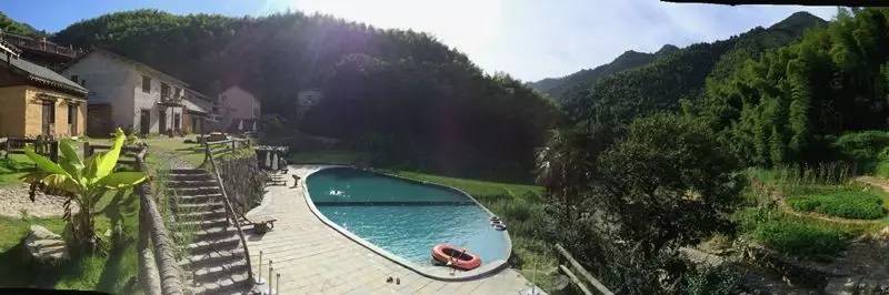 秘境民宿，倒影空寂山谷的一輪明鏡