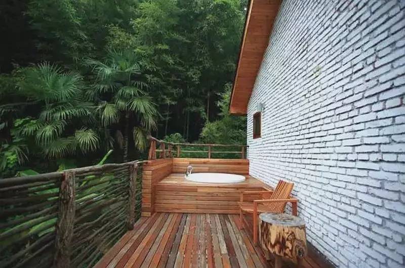 秘境民宿，倒影空寂山谷的一輪明鏡