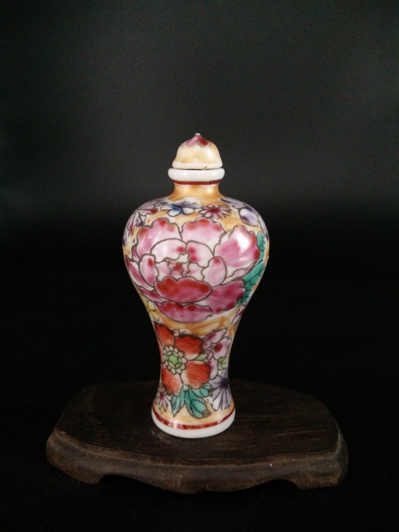 造型獨特的手繪牡丹菊花圖鼻煙壺