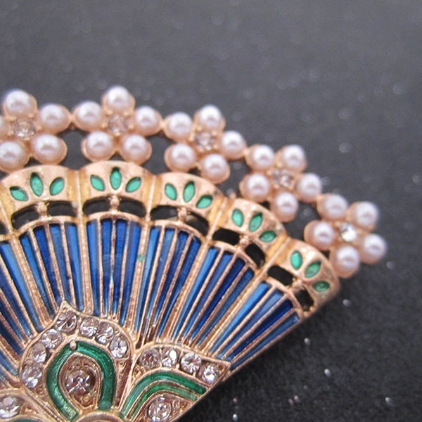 匠心啟航閱讀扇子烤漆珍珠水鉆復(fù)古鏤空胸針