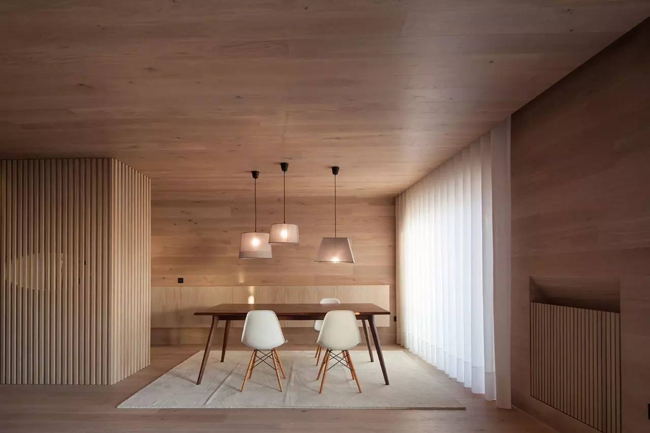 極簡原木海邊度假小屋，中式裝修設計