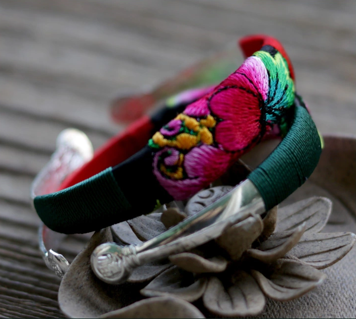 匠心啟航閱讀云南苗銀繡花手鐲