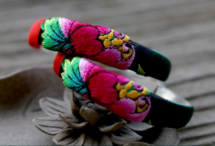 匠心啟航閱讀云南苗銀繡花手鐲