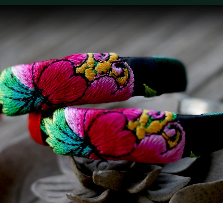 匠心啟航閱讀云南苗銀繡花手鐲