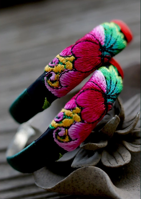 匠心啟航閱讀云南苗銀繡花手鐲