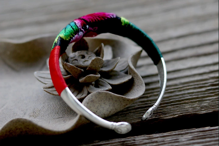 匠心啟航閱讀云南苗銀繡花手鐲