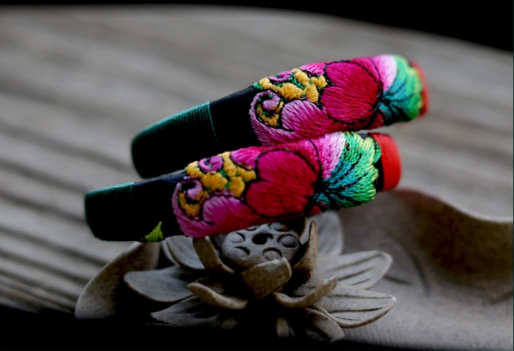 匠心啟航閱讀云南苗銀繡花手鐲