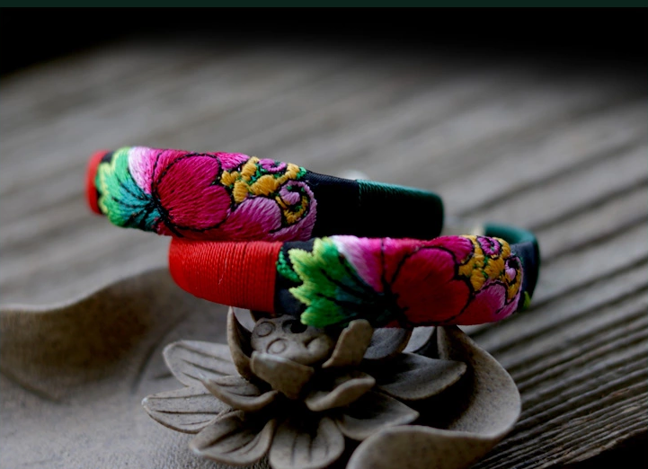 匠心啟航閱讀云南苗銀繡花手鐲