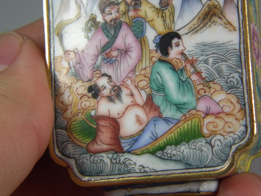 清代乾隆銅胎琺瑯彩八仙過(guò)海大鼻煙壺