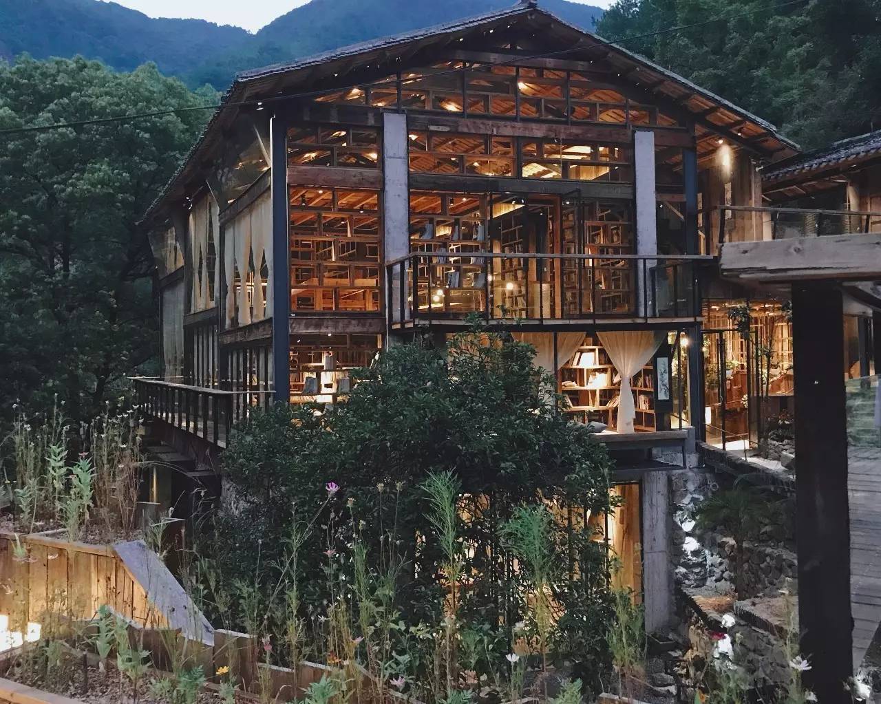 尋·尋客棧，一家超大藏書閣民宿設(shè)計(jì)