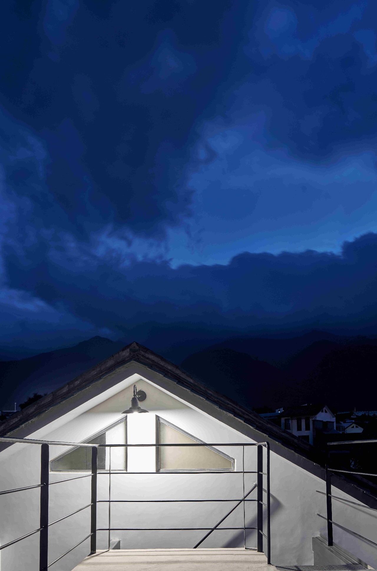 大理浥塵客舍，在山水間觀洱海日出望蒼山之巔