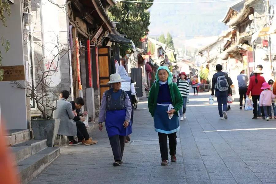 大理既下山，天光云影共徘徊