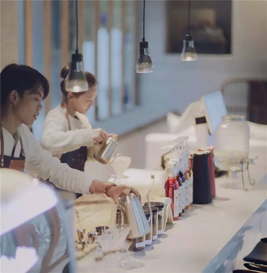 大理既下山，天光云影共徘徊