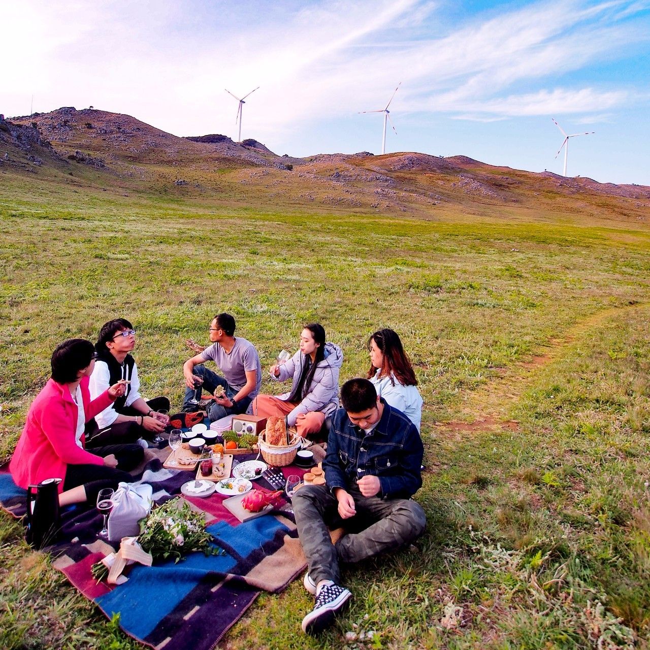 大理既下山，天光云影共徘徊
