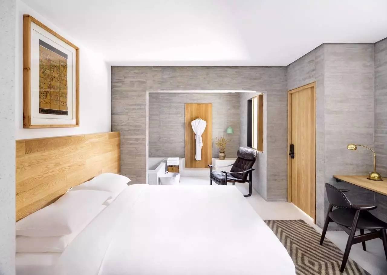 大理既下山，天光云影共徘徊