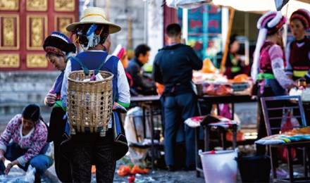 大理既下山，天光云影共徘徊