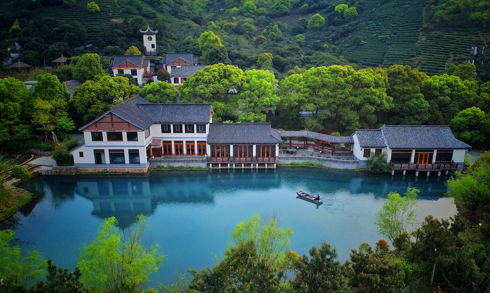 縹緲軒民宿，縹緲?lè)逑掳樯搅置谰芭菀怀厮綔? src="/yuedu/d/file/bigpic/190404/04/13-1FR0111003-50.jpg" style="height: 519px; width: 800px;" / data-o92l="v5QPBQ"></p>
<p data-A7VO="nMB9fV">
	　　反正，無(wú)論你有沒(méi)有迷路，這段山路都很值得走走看看。</p>
<p data-QTCE="tkWjhN">
	　　太湖72峰之首，縹緲?lè)宓陌肷窖?，風(fēng)光是一種大氣、靜謐的美。</p>
<p data-lTjT="sm0MGq">
	　　去的那天正好下雨，半山云霧半山雨，望出去只有影影綽綽的屋檐，如夢(mèng)似幻。<br / data-wbbU="hJRkTp">
	<img alt=