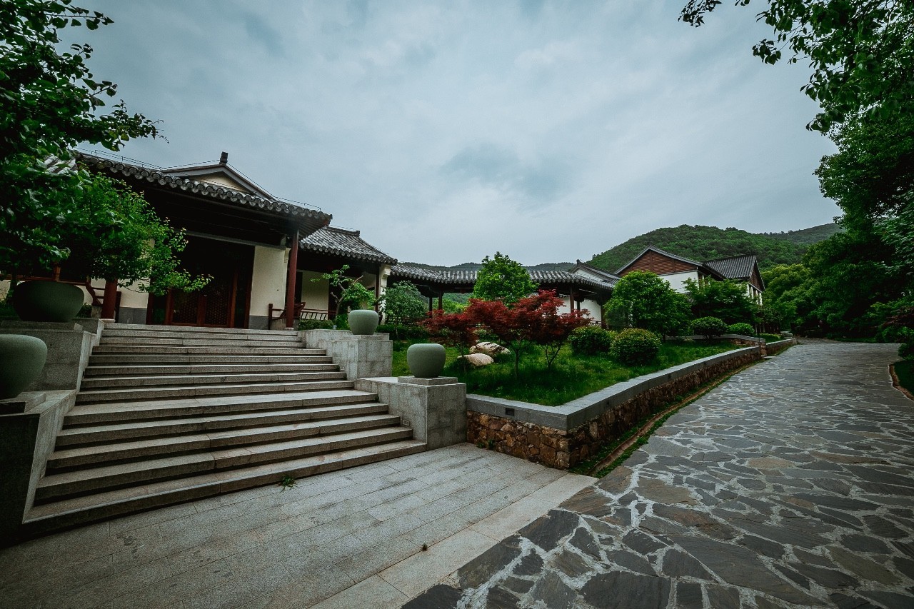 縹緲軒民宿，縹緲?lè)逑掳樯搅置谰芭菀怀厮綔? src="/yuedu/d/file/bigpic/190404/04/13-1FR0111002.jpg" style="height: 437px; width: 800px;" / data-KDiF="RXybE5"></p>
<p data-45W1="EGGqaF">
	　　除了因?yàn)轱L(fēng)景美，我記住它，是因?yàn)檫@里藏著全蘇州最貴的酒店&mdash;&mdash;縹緲軒。</p>
<p data-lNna="KliZPP">
	　　蘇州最貴，憑什么?</p>
<p data-lO5F="PvORhF">
	　　熱心如我，去年就已經(jīng)去滾過(guò)一遭，彼時(shí)太湖的螃蟹蟹黃肥厚，肉質(zhì)鮮嫩&hellip;&hellip;(陷入回憶～<br / data-NRtz="nxis8n">
	<img alt=