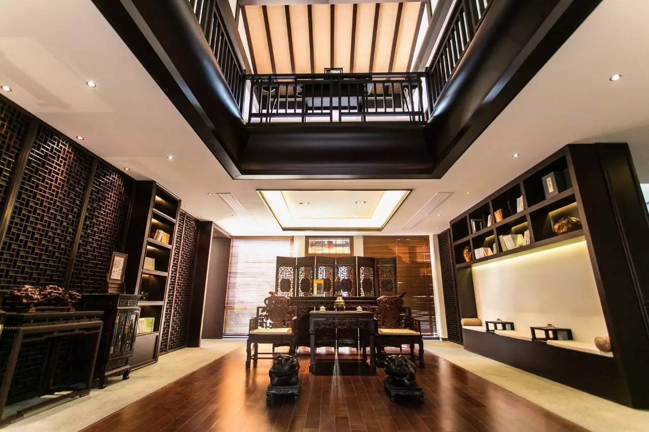 縹緲軒民宿，縹緲?lè)逑掳樯搅置谰芭菀怀厮綔? src="/yuedu/d/file/bigpic/190404/04/13-1FR0111004.jpg" style="height: 542px; width: 800px;" / data-klXE="hvpqum"></p>
<p data-H9Fh="SFmQJa">
	　　大堂有一種世家的氣派，檐下水滴叮咚，廳堂內(nèi)光影重重，也似流水潺潺。<br / data-WduO="sWE5pb">
	<img alt=