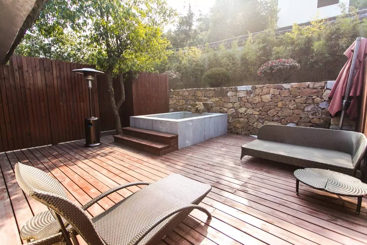 縹緲軒民宿，縹緲?lè)逑掳樯搅置谰芭菀怀厮綔? src="/yuedu/d/file/bigpic/190404/04/13-1FR0111005.jpg" style="height: 533px; width: 800px;" / data-T7nU="FYxyEs"></p>
<p data-KCo4="bZOS9A">
	　　從設(shè)計(jì)風(fēng)格、裝飾運(yùn)用，細(xì)節(jié)的布局，都很蘇州。</p>
<p data-lLgS="eWz5me">
	　　漫步在蘇式園林的長(zhǎng)廊中，聽(tīng)風(fēng)，聽(tīng)溪，聽(tīng)山，再放松不過(guò)。<br / data-zBDt="4xWgDG">
	<img alt=