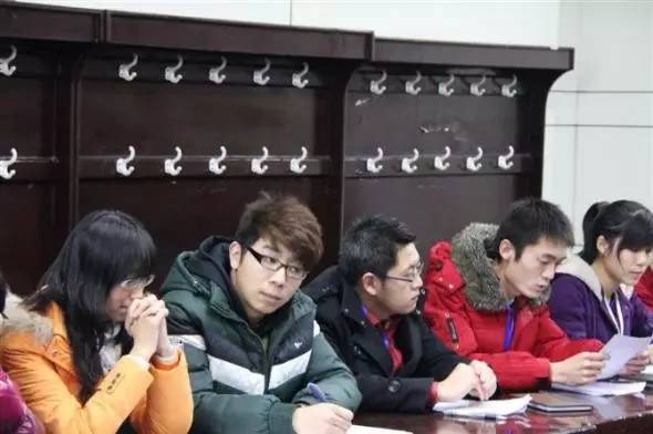 如隱·小佐居，半入溪水半入云