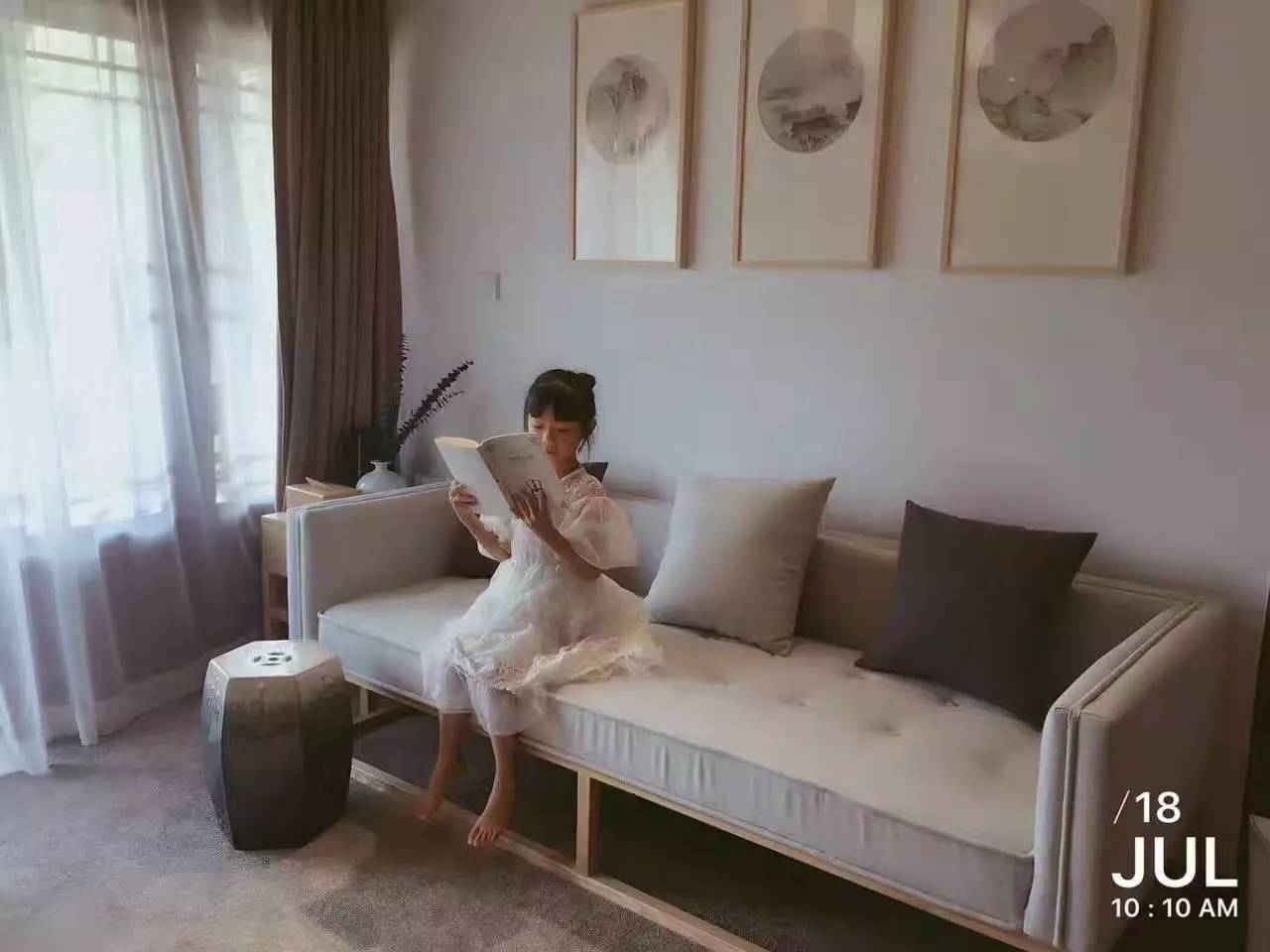 如隱·小佐居，半入溪水半入云