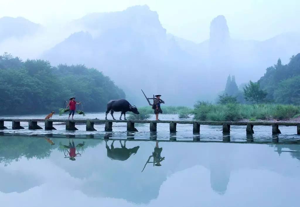 如隱·小佐居，半入溪水半入云