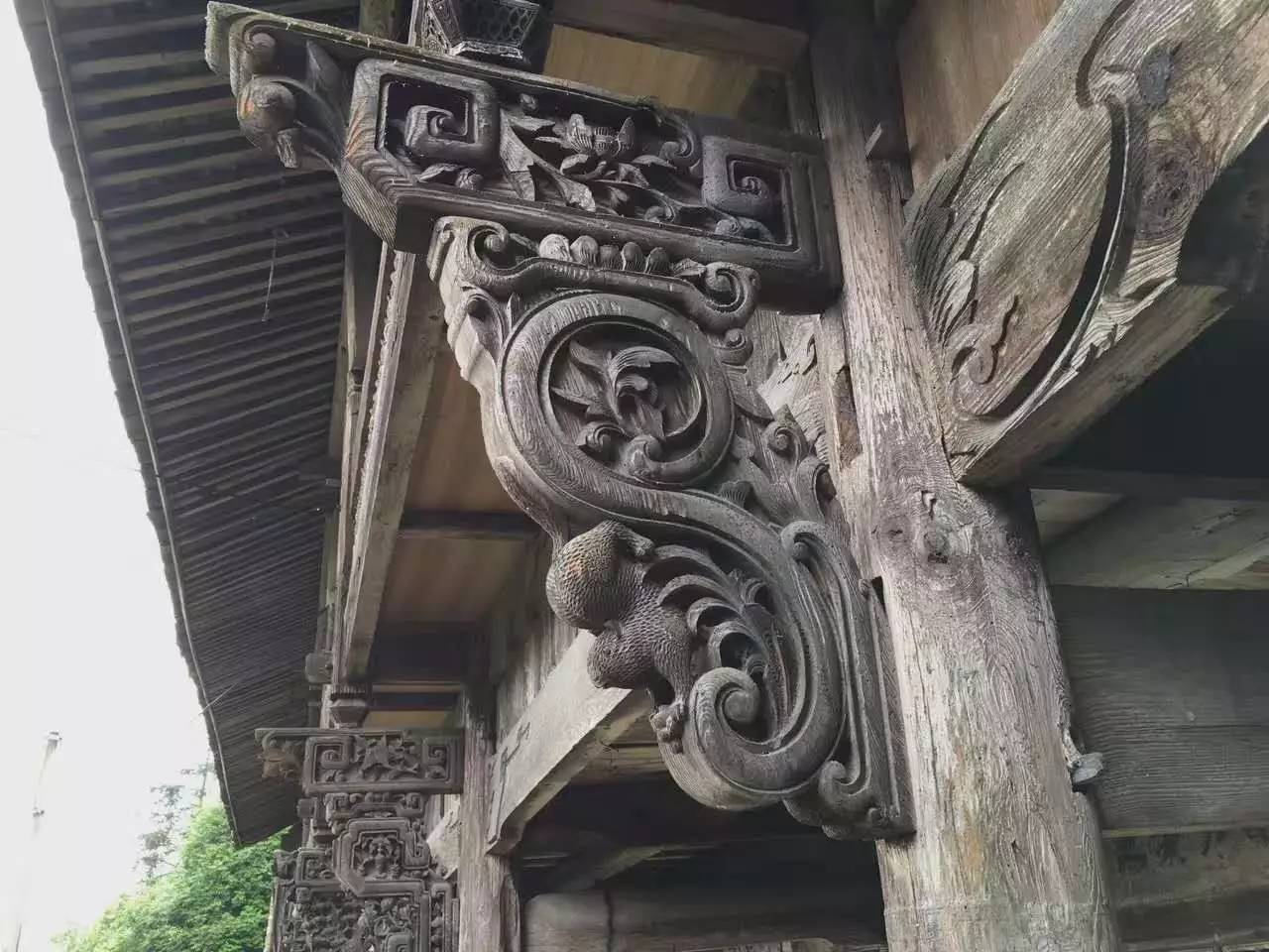 如隱·小佐居，半入溪水半入云