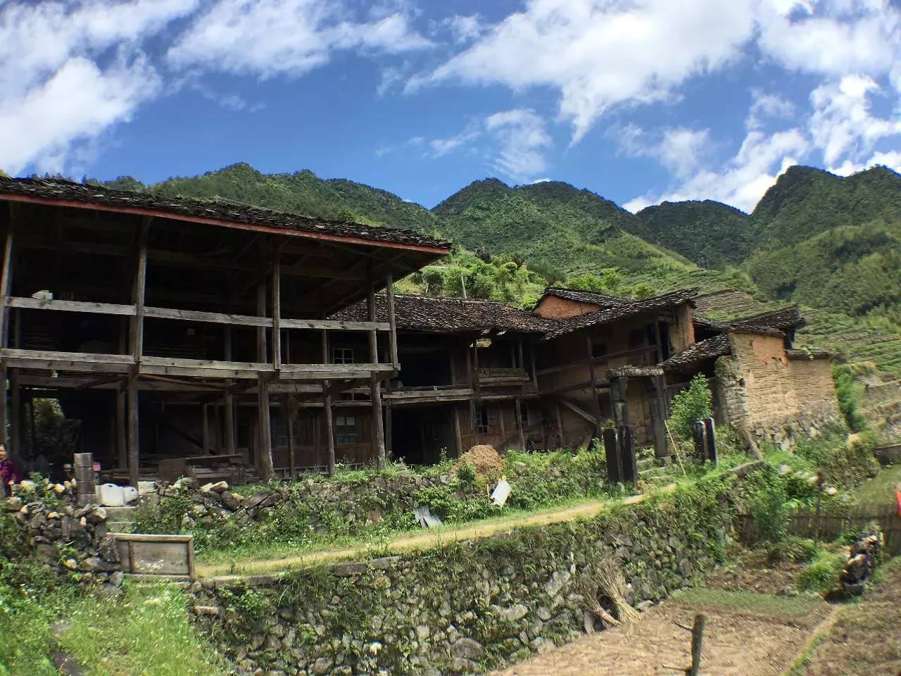 如隱·小佐居，半入溪水半入云