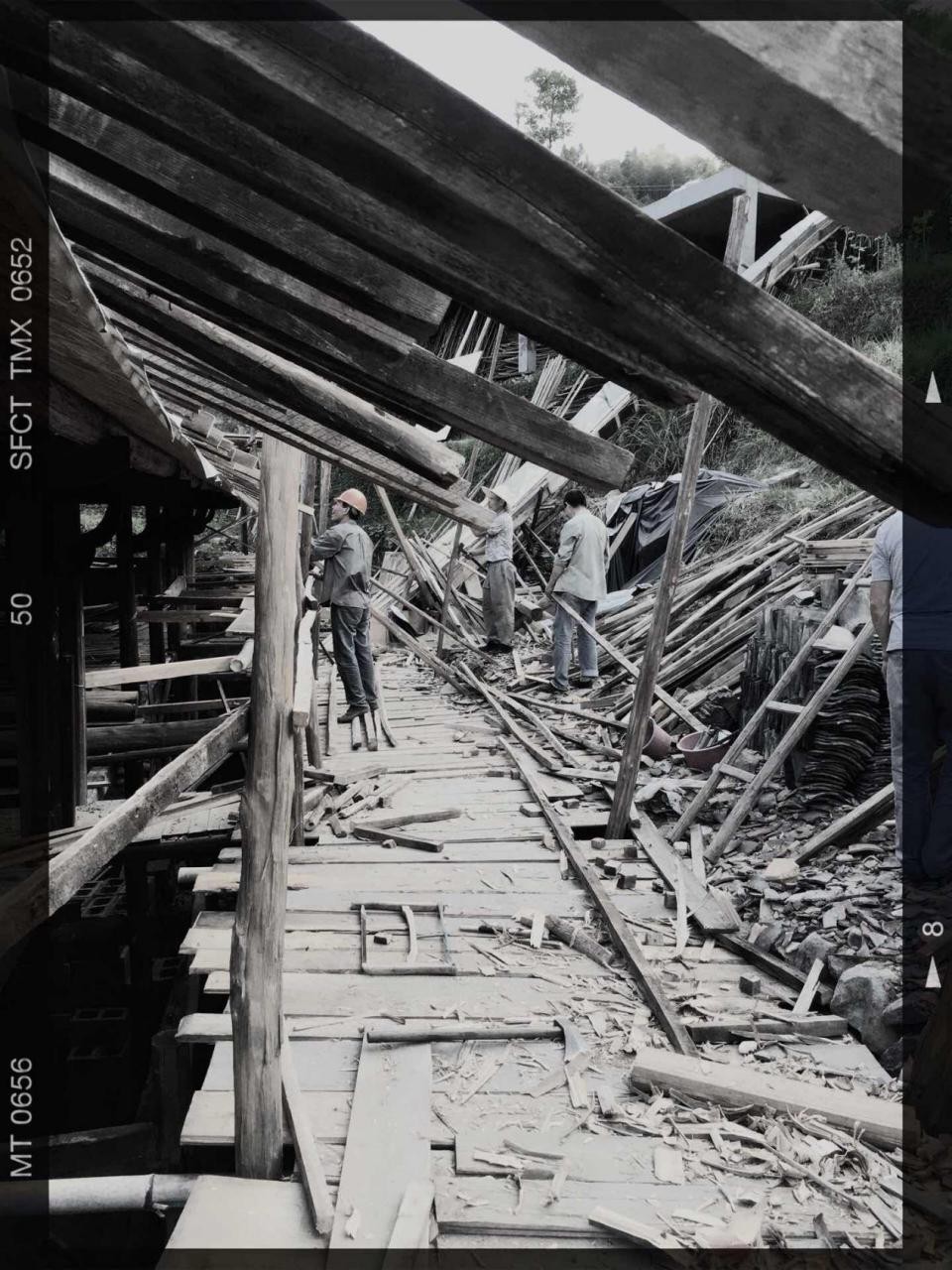 如隱·小佐居，半入溪水半入云