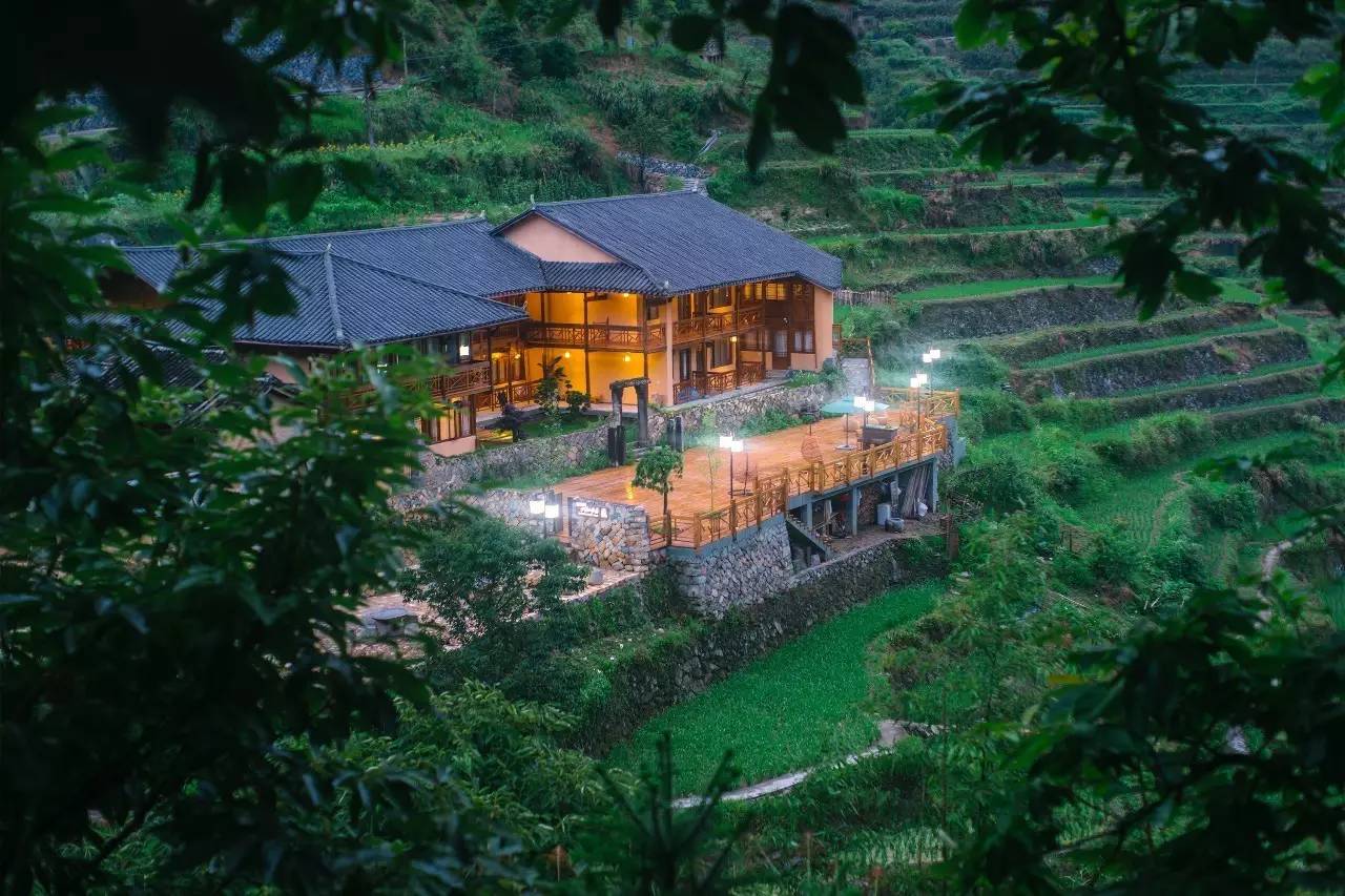 如隱·小佐居，半入溪水半入云