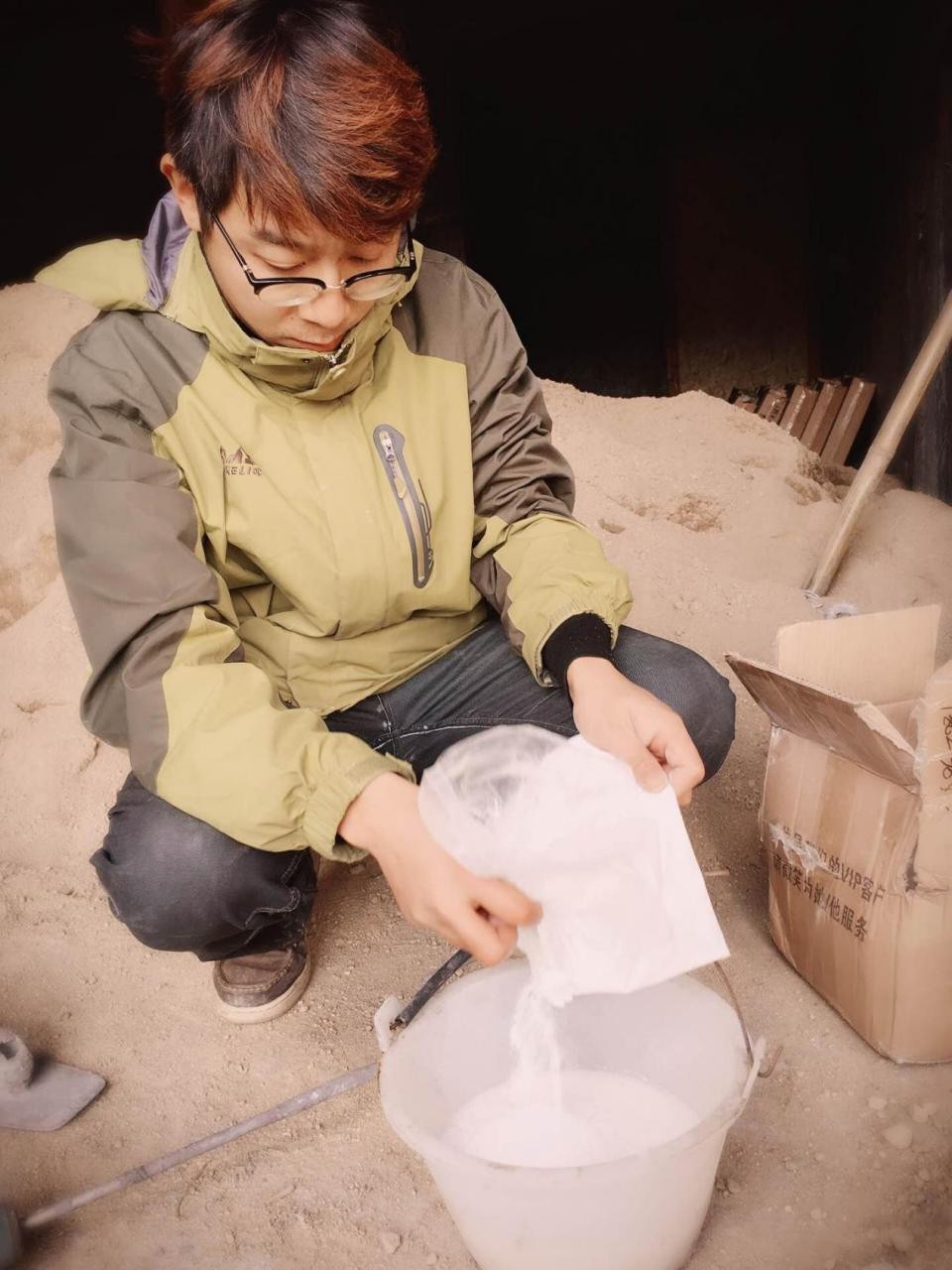 如隱·小佐居，半入溪水半入云