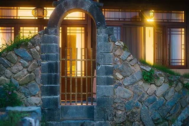 如隱·小佐居，半入溪水半入云