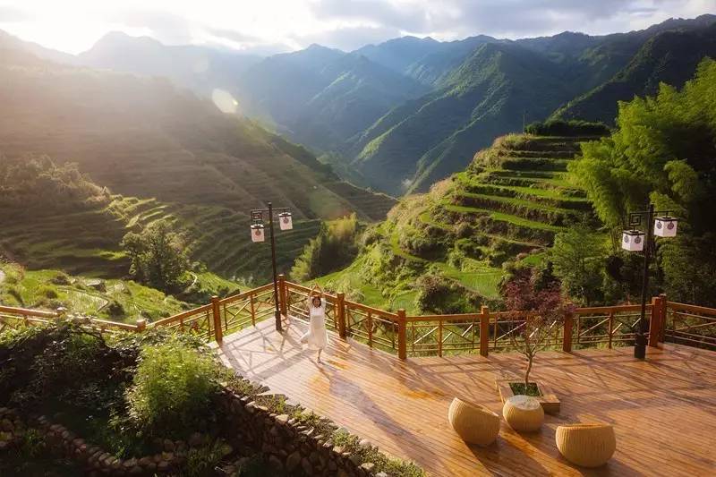 如隱·小佐居，半入溪水半入云