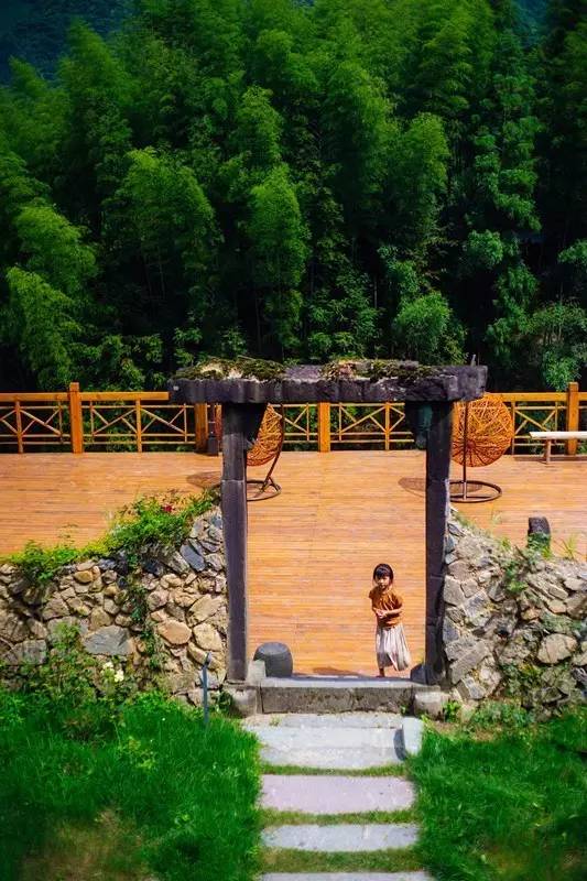 如隱·小佐居，半入溪水半入云