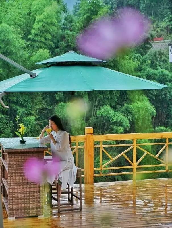 如隱·小佐居，半入溪水半入云