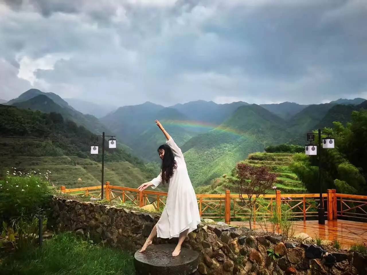 如隱·小佐居，半入溪水半入云