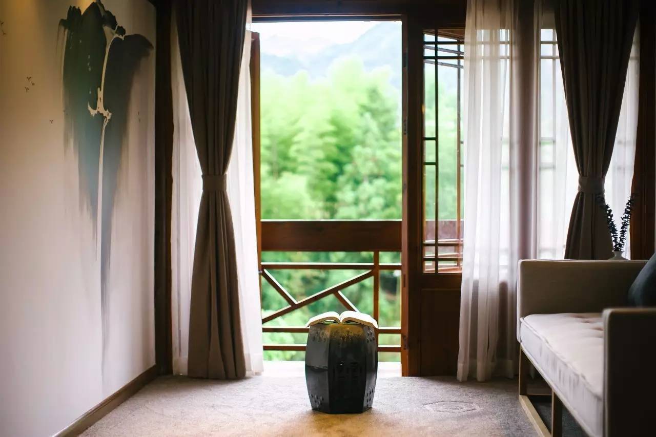 如隱·小佐居，半入溪水半入云