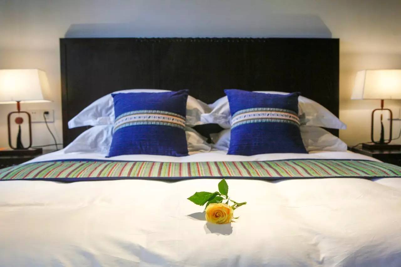 如隱·小佐居，半入溪水半入云