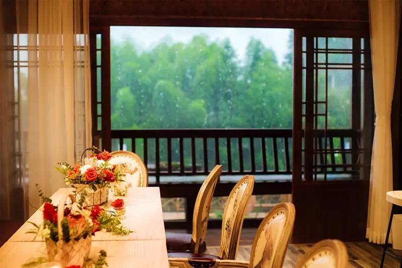 如隱·小佐居，半入溪水半入云