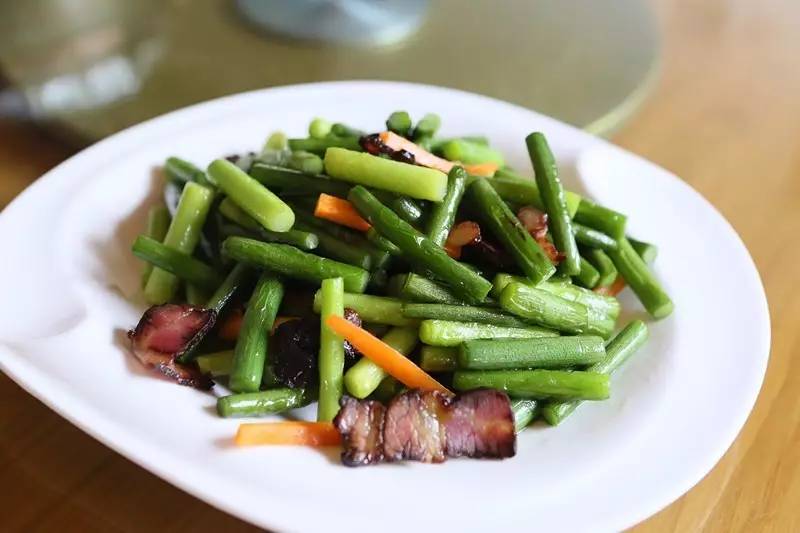 如隱·小佐居，半入溪水半入云