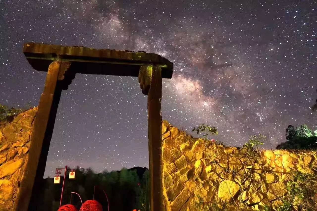 如隱·小佐居，半入溪水半入云