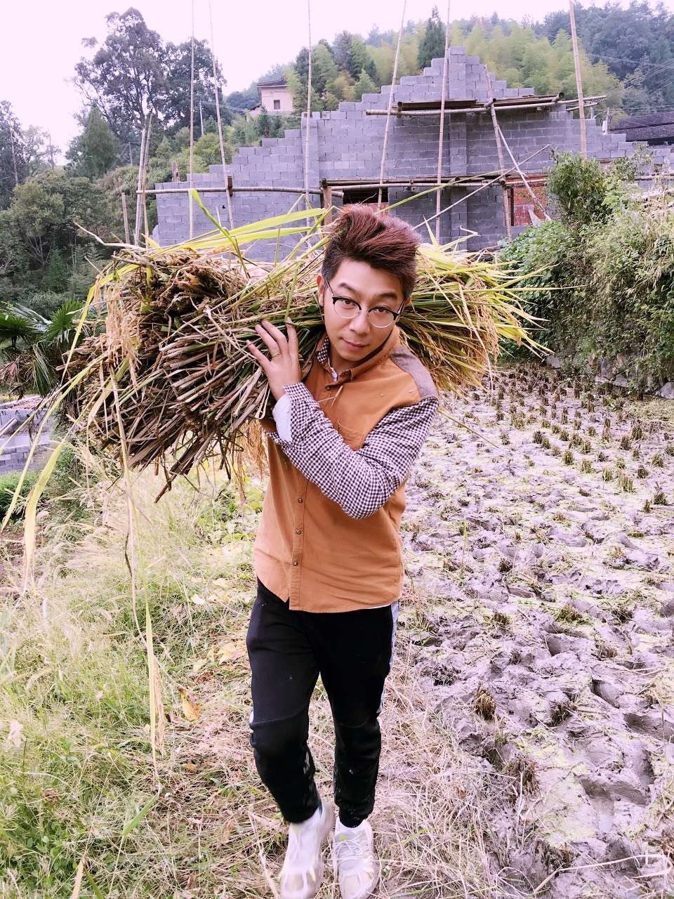 如隱·小佐居，半入溪水半入云