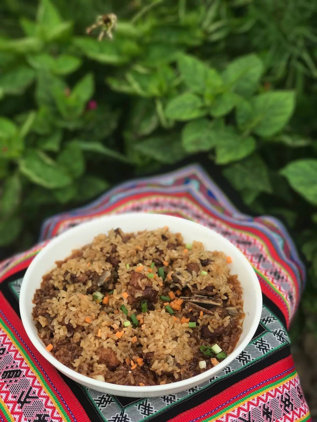 如隱·小佐居，半入溪水半入云