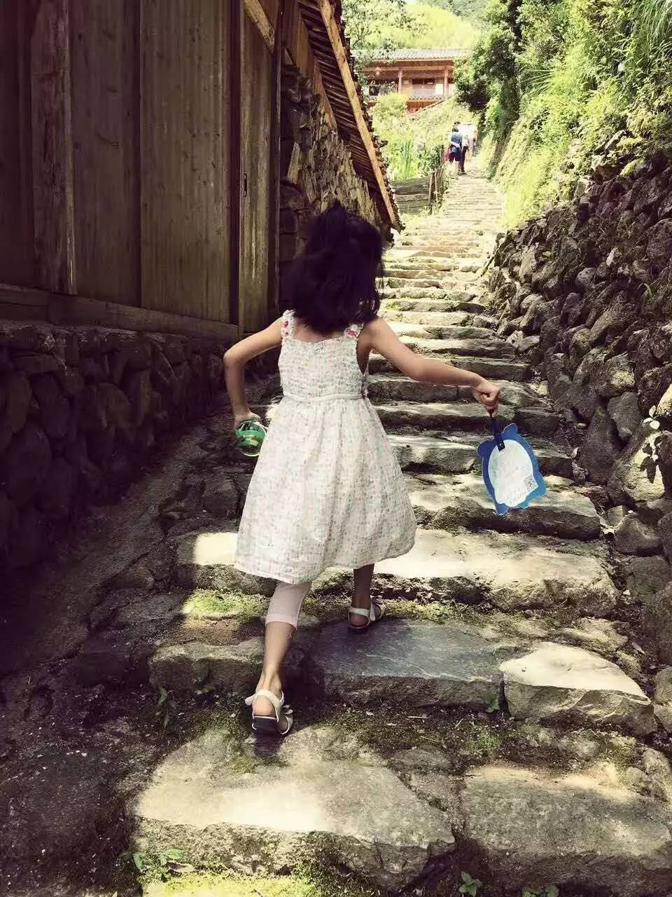 如隱·小佐居，半入溪水半入云