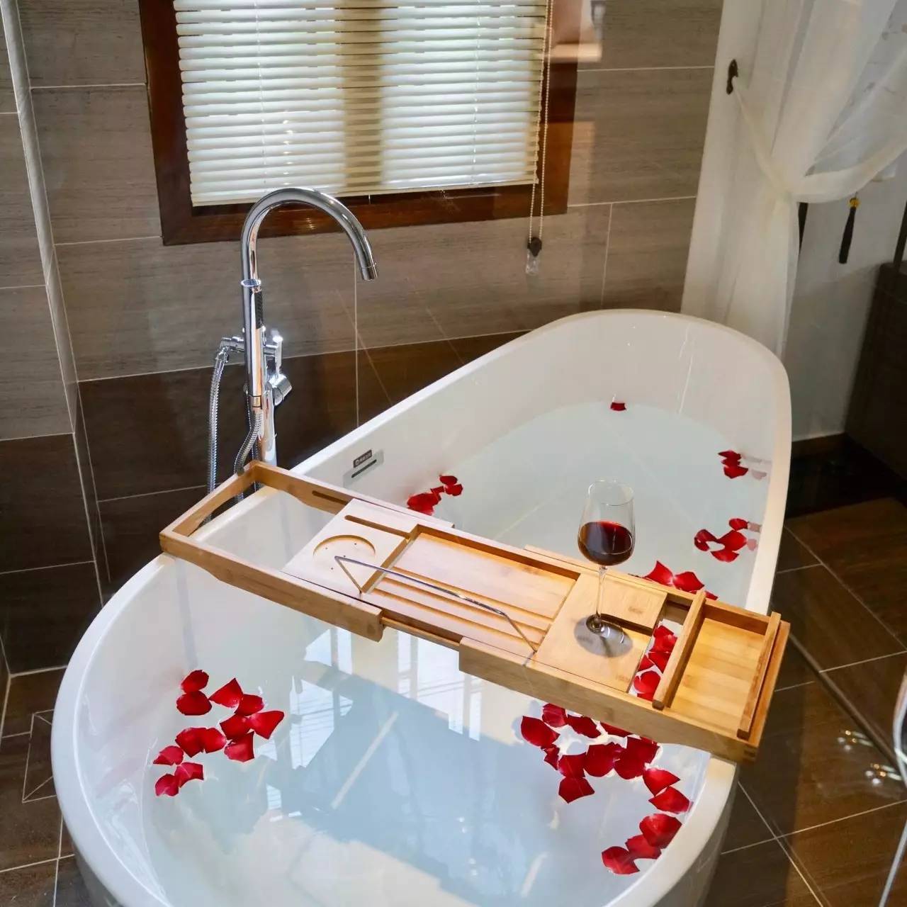 如隱·小佐居，半入溪水半入云