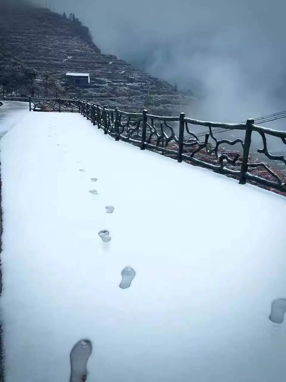 如隱·小佐居，半入溪水半入云