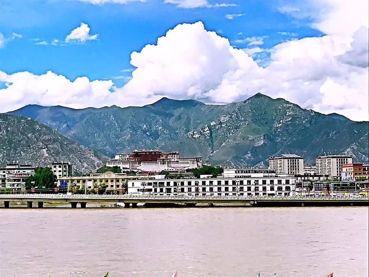 拉薩香格里拉酒店，睡在世界屋脊之上