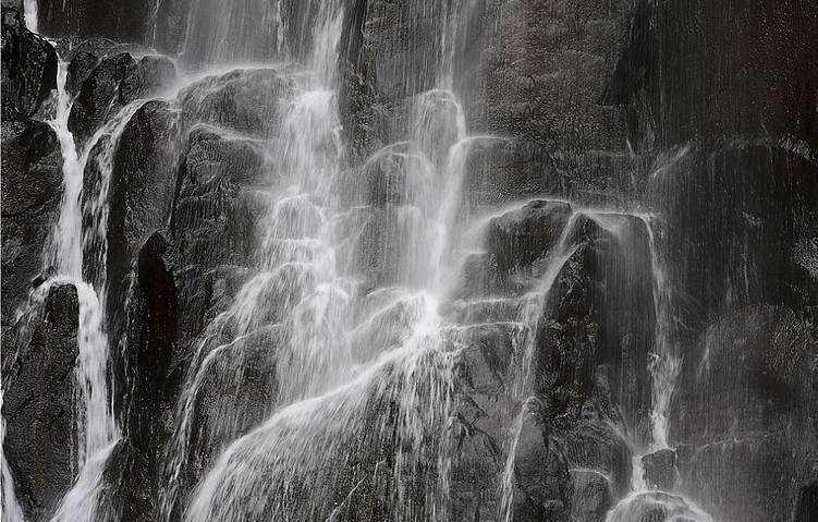 棲霞山居，溪流環(huán)繞在古村落捕魚看霞光