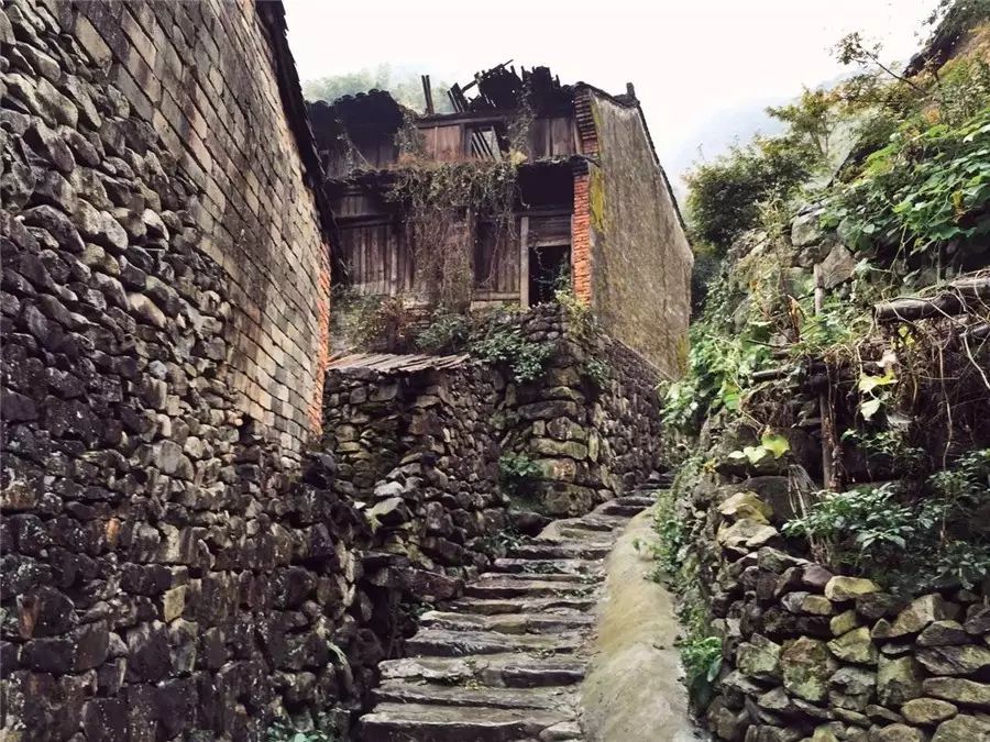 棲霞山居，溪流環(huán)繞在古村落捕魚看霞光